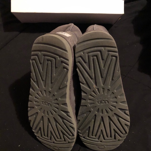 Grey classic short uggs - Picture 6 of 6